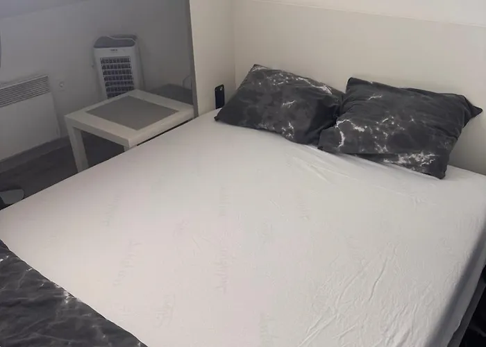 Amber Lux - Airport - Free Parking